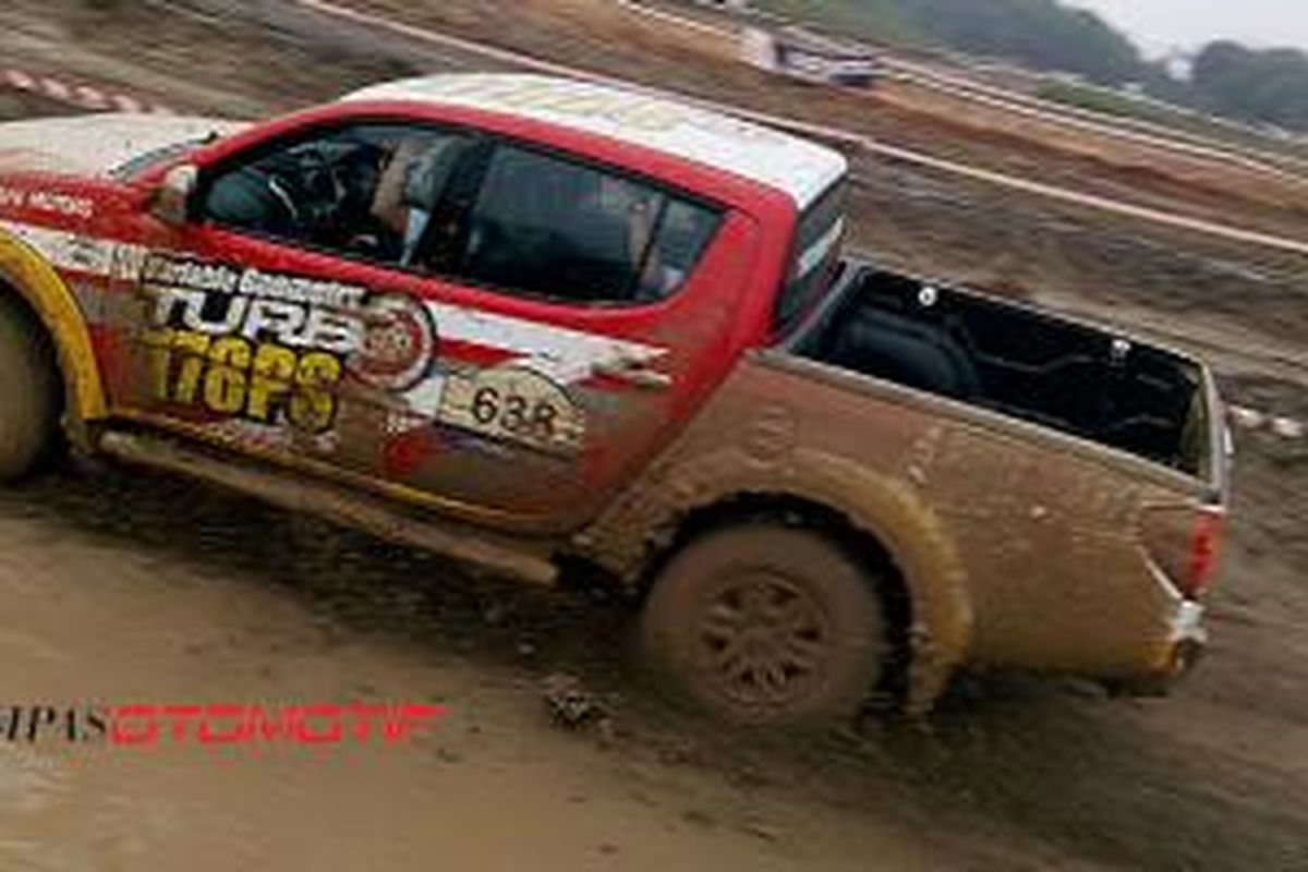 Tes kemampuan Mitsubishi Strada Triton Hi-Power