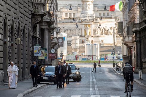 Berdoa agar Virus Corona Berakhir, Paus Fransiskus Kunjungi Roma yang Sepi
