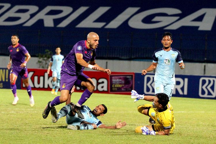 Pemain Persik Kediri Youseff Ezejjarri diganggu pemain Persela Lamongan saat pertandingan pekan 9 Liga 1 2021-2022 di Stadion Moch. Soebroto, Magelang, Senin (25/10/2021).