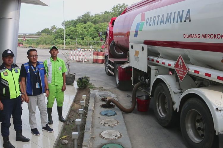 Manager Rest Area KM 207 Tol Palikanci, Dede Ahmad Nurhadi, menunjukan aktivitas bongkar muat tangki di Rest Area KM 27 Tol Palikanci Kabupaten Cirebon, Jawa Barat Jumat (17/5/2019). Dia memastikan stok BBM selama arus mudik dan balik 2019 aman. 