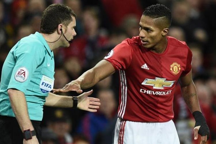 Pemain Manchester United, Antonio Valencia, berbicara dengan wasit dalam laga Premier League kontra West Ham United, di Stadion Old Trafford, 27 November 2016.