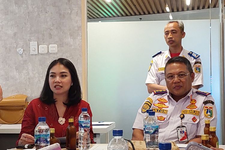 Kepala Divisi Sekretaris Perusahaan PT LRT Jakarta Sheila Indira Maharshi (berbaju merah) saat ditemui di Kantor Suku Dishub Jakarta Selatan, Selasa (28/2/2023).