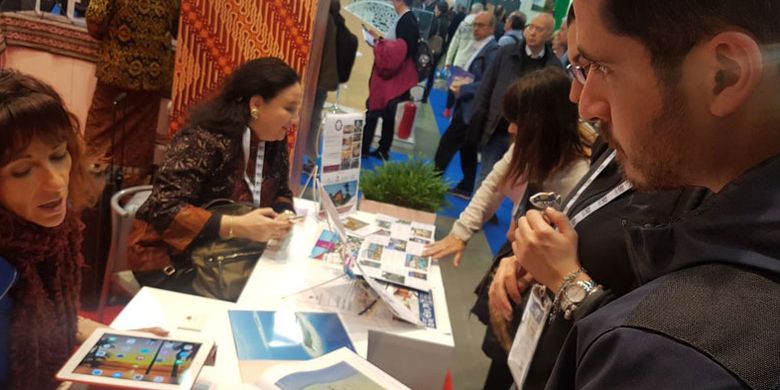 Pengunjung memperhatikan dengan seksama penjelasan operator perjalanan pada Paviliun Indonesia pada La Borsa Internazionale del Turismo (BIT) Milano 2018, Minggu (11/2/2018). Pameran pariwisata terbesar di Italia ini berlangsung pada 12-13 Februari 2018.