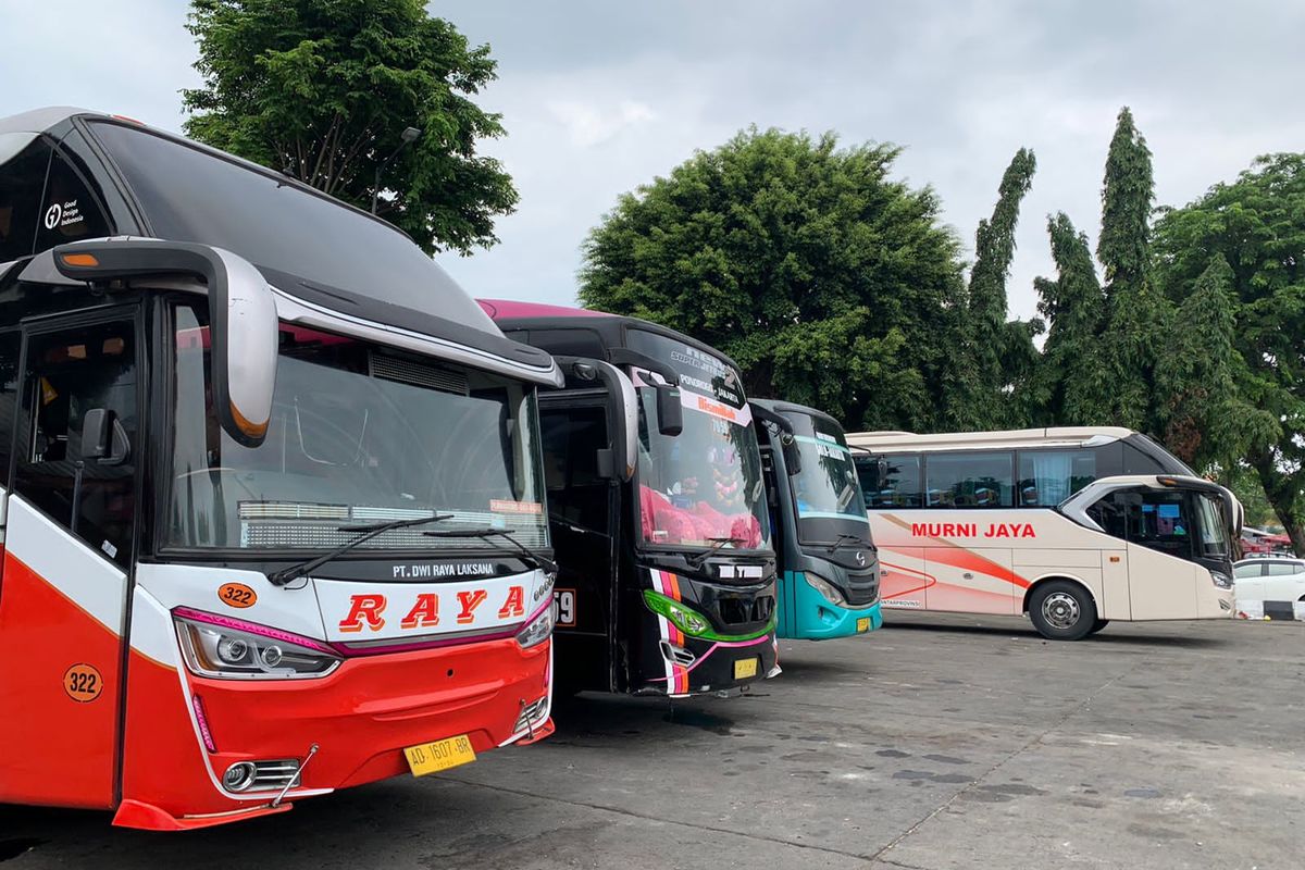 Suasana Terminal Kalideres, Jakarta Barat, terpantau belum adanya lonjakan penumpang bus AKAP menjelang libur Natal dan tahun baru 2022, Selasa (6/12/2022).