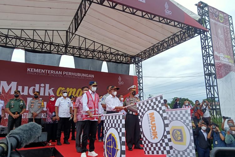 Menteri Perhubungan, Budi Karya didampingi Menko PMK, Muhadjir Effendy dan Dirgakum Korlantas Polri, Aan Suhanan, melepas keberangkatan para pemudik gratis secara simbolis di Terminal Tipe A Jatijajar, pada Kamis (28/4/2022) sekitar pukul 10.50 WIB.