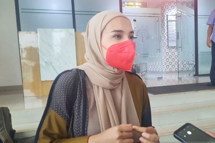 Selebriti Zaskia Sungkar usai menjalani pemeriksaan di Kantor Kejaksaan Negeri Kabupaten Bogor, Cibinong, Bogor, Jawa Barat, Kamis (16/12/2021). 
