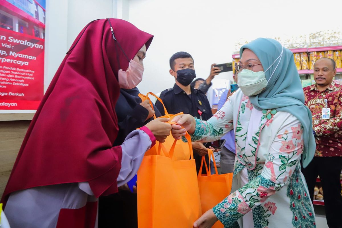 Menteri Ketenagakerjaan Ida Fauziyah memberikan bantuan sekaligus meninjau penerima BSU di Kota Padang, Sumatera Barat, Kamis (6/10/2022).