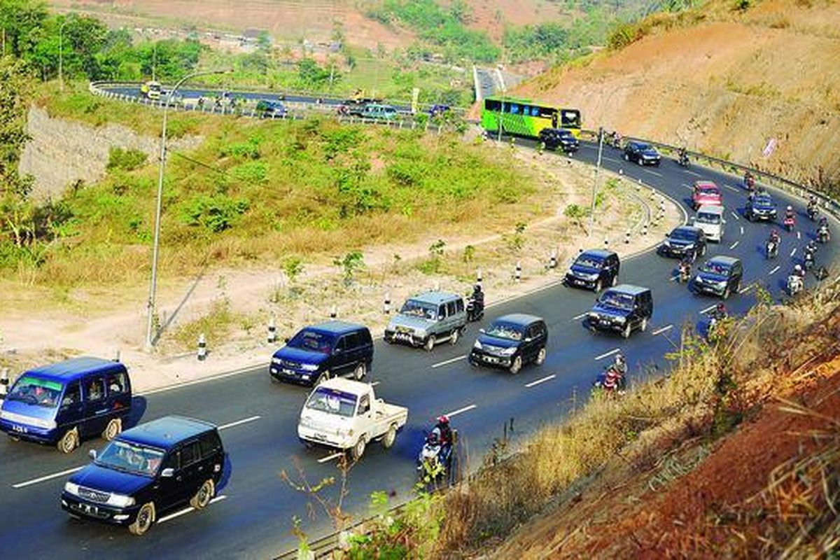 Arus balik Lebaran yang melewati jalur selatan, seperti di Jalan Lingkar Nagreg, Bandung, mulai ramai, Rabu (22/8). Kepadatan kendaraan akan terus terjadi dan diperkirakan  puncaknya pada  Jumat dan Sabtu pekan ini.