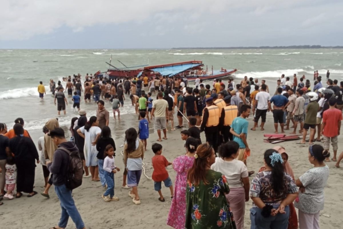 Kapal pengangkut wisatawan ke Pulau Tikus karam di Bengkulu, Minggu (11/5/2025).