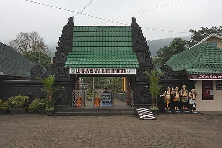 Pintu gerbang Lokawisata Baturraden di Banyumas, obyek wisata keluarga yang berada di kaki Gunung Slamet, Jawa Tengah.

