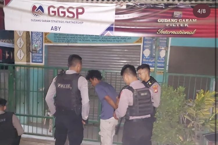 Tim Presisi Polres Metro Bekasi Kota mengamankan tiga pemuda terduga pelaku pencurian kendaraan bermotor. Mereka diamankan karena dicurigai melintas di Jalan Dewi Sartika, Bekasi Timur, Kota Bekasi pada Senin (9/10/2023) dini hari.