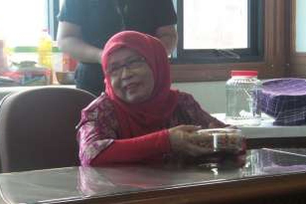 Maimunah Nicolaas (66), nasabah BTPN Purna Bakti tengah memberi pelatihan wirausaha kue di kantor BTPN Manado, Sulawesi Utara, Rabu (4/5/2016).