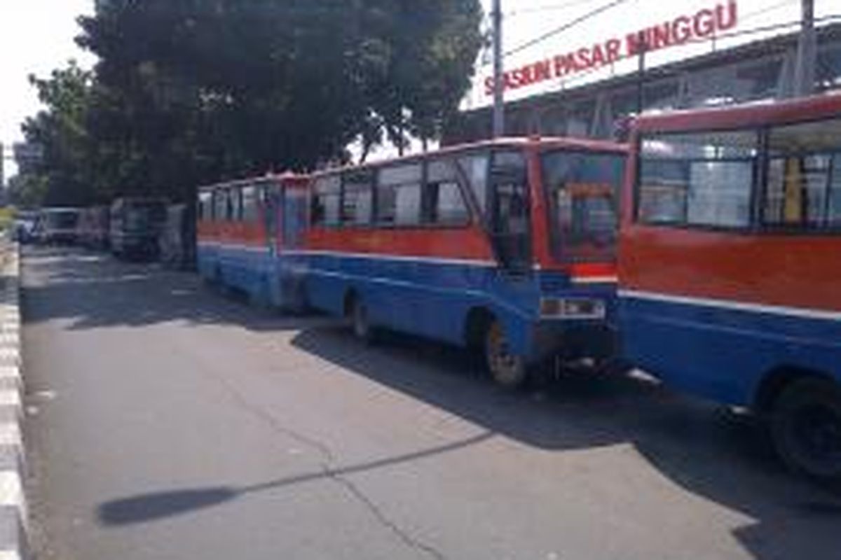 Ilustrasi: belasan angkutan umum berjejer di depan Stasiun Pasar Minggu.