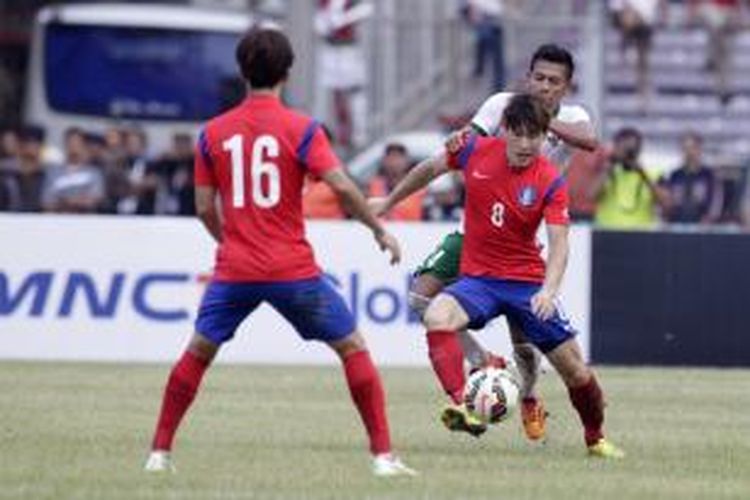 Pemain timnas Korea Selatan U-23 berusaha mempertahankan bola dalam laga melawan timnas Indonesia dalam kualifikasi Piala Asia U-23 Grup H di Stadion Utama Gelora Bung Karno, Senayan, Jakarta, Selasa (31/3/2014). Indonesia dikalahkan oleh Korsel dengan skor 4-0.