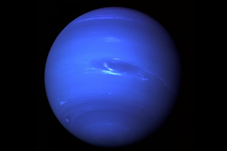 Planet Neptunus. Gambar Neptunus yang dihasilkan dari foto planet utuh terakhir yang diambil melalui filter hijau dan oranye pada kamera sudut sempit Voyager 2.