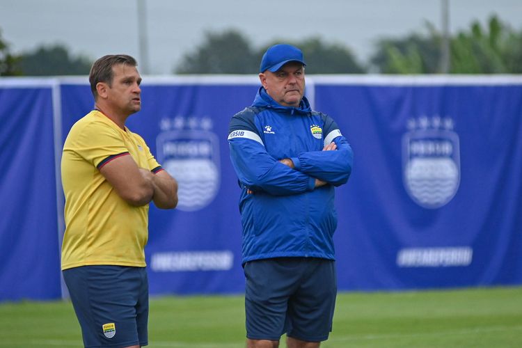Pelatih Persib Bojan Hodak tampak tengah berdiskusi dengan asistennya Igor Tolic dalam sebuah sesi latihan tim di lapangan pendamping Stadion Gelora Bandung Lautan Api (GBLA). 