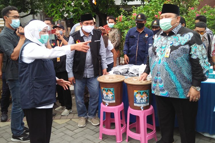 Gubernur Jawa Timur Khofifah Indar Parawansa (dua dari kiri) saat meninjau TPS 8 Desa Dahanrejo di Kecamatan Kebomas, Gresik, Selasa (8/12/2020).