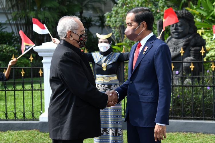 Presiden Joko Widodo berjabat tangan dengan Presiden Timor Leste Jose Ramos-Horta sebelum pertemuan antara dua kepala negara di Istana Bogor, Selasa (19/7/2022).