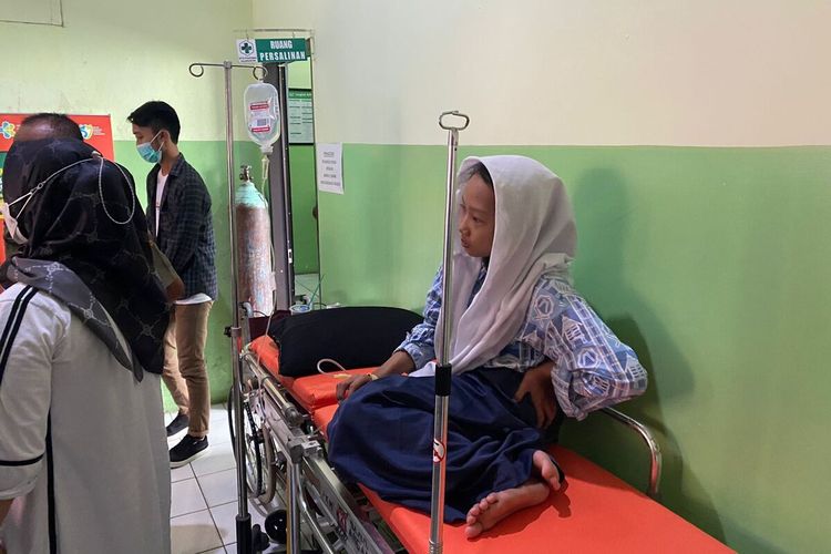 Sejumlah siswa SMPN 3 Kalanganyar dirawat di Puskesmas Kalanganyar, Kabupaten Lebak karena diduga keracunan makanan, Rabu (31/8/2022).