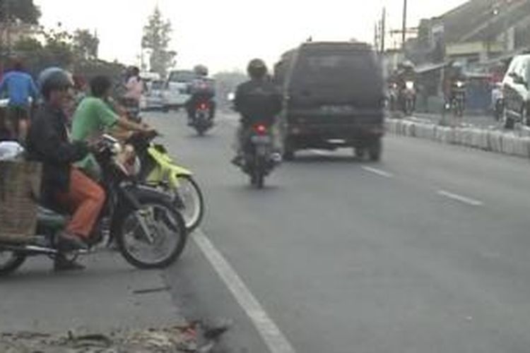 Lokasi kecelakaan antara bis dan sepeda motor di Kebakkeramat, Karanganyar, Jawa Tengah, Rabu (7/8/2013). 