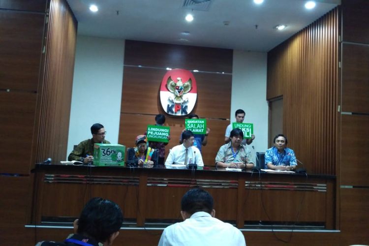 Koalisi Masyarakat Antikorupsi menolak gugatan oleh Nur Alam, mantan Gubernur Sulewesi Tenggara kepada Basuki Wasis, Ahli Perhitungan Kerugian Lingkungan yang dihadirkan KPK saat konferensi di Gedung Merah Putih KPK, Jakarta, Senin (27/8/2018)