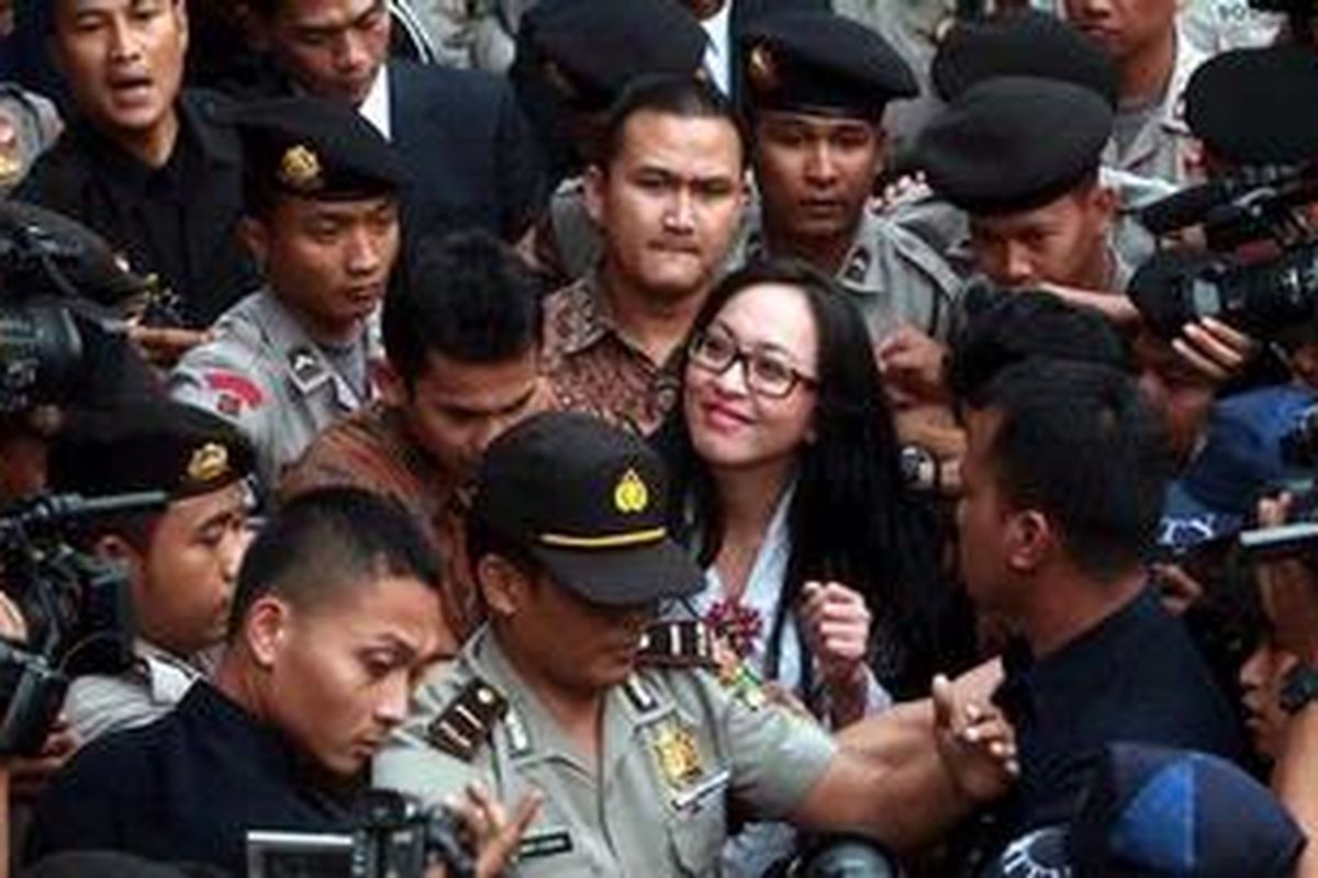 Komisi Pemberantasan Korupsi (KPK),Jumat (27/4/2012) menahan anggota Dewan Perwakilan Rakyat Komisi X, Angelina Sondakh. Tersangka Angelina ditahan dalam kasus dugaan suap dalam kepengurusan anggaran di Kementerian Pemuda dan Olahraga serta di Kementerian Pendidikan dan Kebudayaan.