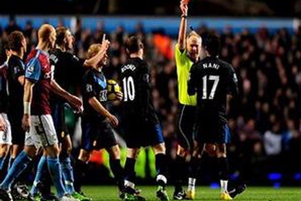 Gelandang Manchester United, Nani, terkena kartu merah pada pertandingan di kandang Aston Villa, Rabu atau Kamis 911/2). Meski begitu, MU mampu menahan Aston Villa 1-1.