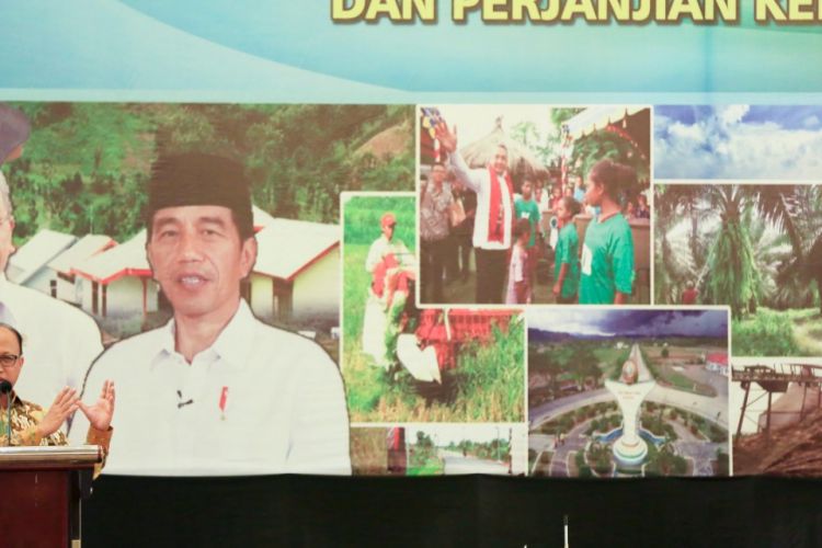 Sekretaris Jenderal Kemendes PDTT Anwar Sanusi berbicara dalam acara Penandatanganan Coorporate Agreement, MoU dan Perjanjian Kerjasama Kemitraan Badan Usaha di Kawasan Transmigrasi di Jakarta, Jumat (5/10/2018).