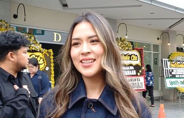 Melayat Ricky Siahaan, Raisa Ikut Tempel Stiker Ini di Peti Jenazah
