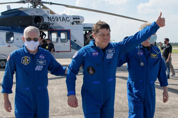 Astronot NASA Robert Behnken mengacungkan jempol saat akan naik pesawat di Naval Air Station Pensacola untuk pulang ke Houston. Potret ini diambil beberapa jam setelah dirinya dan astronot Douglas Hurley mendarat dari SpaceX Crew.