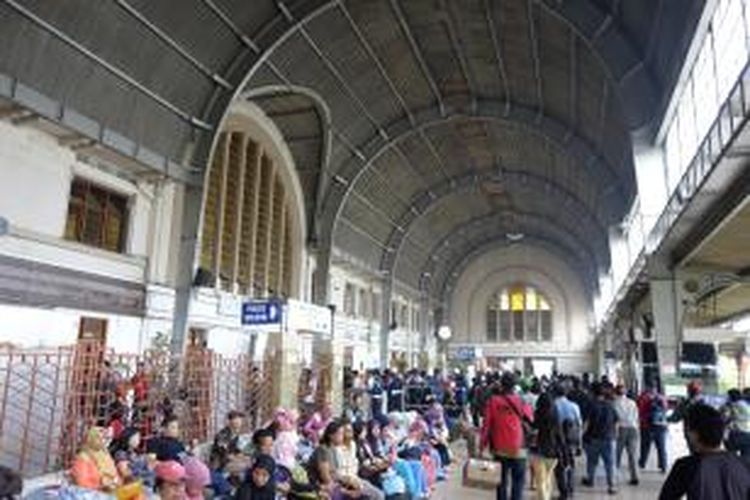 Penumpang menunggu dan meninggalkan gerbong kereta api di Stasiun Jakarta Kota atau Beos di Jakarta Barat, Sabtu (8/3). Stasiun Beos merupakan salah satu tonggak sejarah pemekaran Kota Batavia awal abad ke-20 Masehi mahakarya arsitek kenamaan Frans Johan Louwrens (FJL) Ghijsels yang dibangun tahun 1914. Kompas/Agus Susanto (AGS)