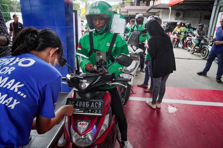 Penempelan stiker kendaraan roda dua yang menggunakan BBM non subsidi. Pengendara yang mendapatkan stiker tersebut, gratis dalam ppembelian BBM non subsidi sebanyak satu liter untuk roda dua dan dua liter untuk kendaraan roda empat, di Palembang, Rabu (3/8/2022).