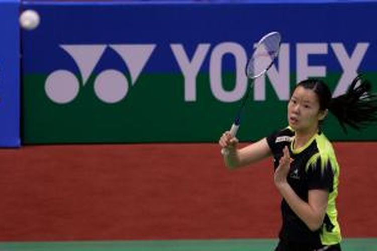 Pebulu tangkis China Li Xuerui mengembalikan kok ke arah pemain Thailand, Nichaon Jindapon, pada babak kedua India Open 2014 di Siri Fort Sports Complex, New Delhi, Kamis (3/4/2014). Li menang 19-21, 21-17, 21-16.