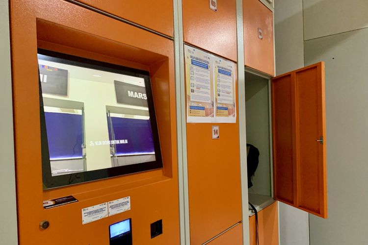 Tersedia fasilitas penitipan koper dan ruang mandi bagi para penumpang kereta di Stasiun Gambir. Fasilitas Shower and Locker yang dikelola oleh PT Kereta Api Pariwisata (KAI Wisata) ini berada di lantai satu Hall Selatan dan buka selama 24 jam.