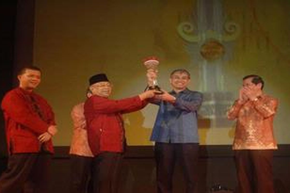 The 5th Indonesia Property & Bank Award 2010 akan digelar hari Kamis (29/7). Foto menggambarkan penghargaan tahun 2009 yang diterima Grup Bakrie