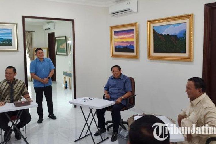 Pertemuan Prabowo Subianto dan Susilo Bambang Yudhoyono (SBY) di Pacitan, pada Sabtu (17/2/2024) diwarnai momen hangat saling lempar pujian. 
