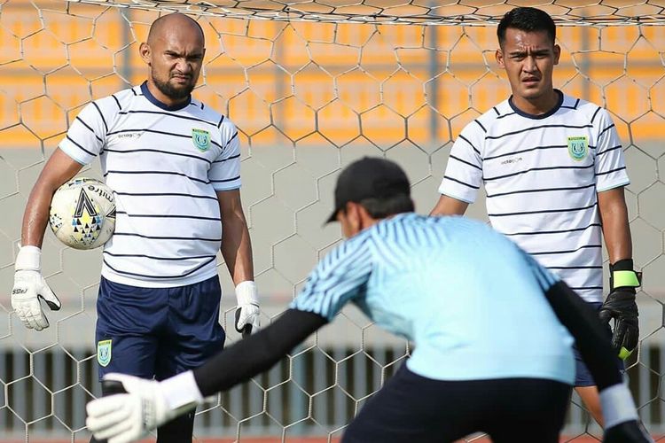 Penjaga gawang baru Persela Lamongan untuk musim 2020, Alfonsius Kelvan dan Reky Rahayu berlatih bersama di Stadion Gelora Joko Samudro Gresik, Jawa Timur, Rabu (22/01/2020) sore.