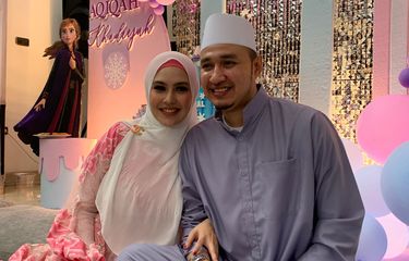 Artis Kartika Putri dan suaminya Usman bin Yahya saat ditemui dalam acara akikah anak kedua mereka Khadeejah Aaliyah Basira di Cinere, Jakarta Selatan, Selasa (18/10/2022). 