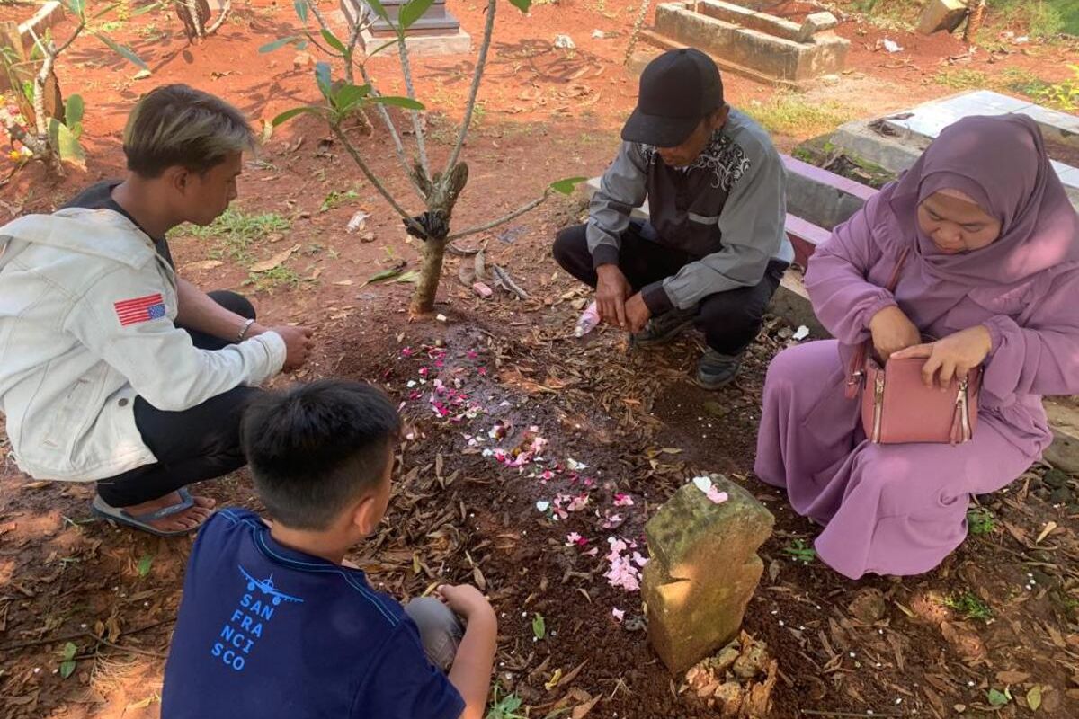 Makam COVID-19 di Bandung Barat dibanjiri peziarah, Senin (2/5/2022).