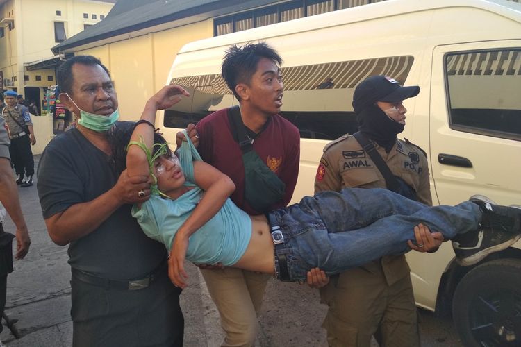 Seorang mahasiswa pengunjuk rasa di depan Gedung DPRD Sulawesi Selatan saat diamankan petugas kepolisian, Selasa (24/9/2019).