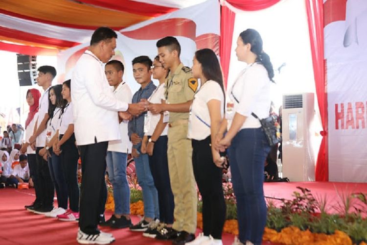 Gubernur Sulawesi Utara Olly Dondokambey memberi penghargaan dalam puncak peringatan Harganas XXV di Sulawesi Utara, Jumat (7/7/2018)