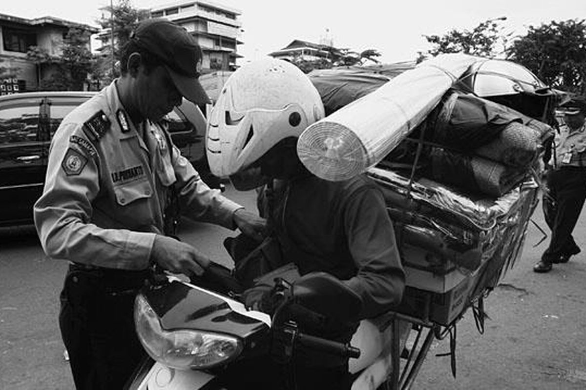 Anggota Kepolisian Metropolitan Jakarta Timur menggelar razia terhadap mobil pikap dan pengendara motor yang membawa barang di Jalan Basuki Rahmat, Jakarta Timur, Selasa (3/5). Razia ini untuk mengantisipasi segala bentuk teror sepeninggal Osama bin Laden dan menjelang KTT ASEAN di Jakarta.