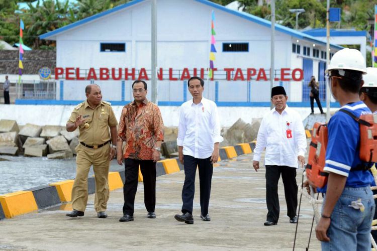 Presiden Joko Widodo didampingi Gubernur Maluku Utara meninjau Pelabuhan Tapaleo di Halmahera Tengah yang baru saja diresmikan, Senin (8/5/2017)