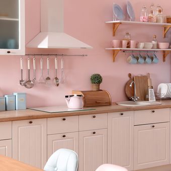 Ilustrasi dapur dengan warna pink pastel. 