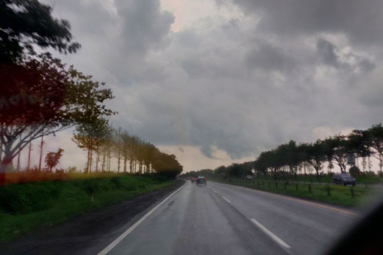 Ilustrasi berkendara saat hujan