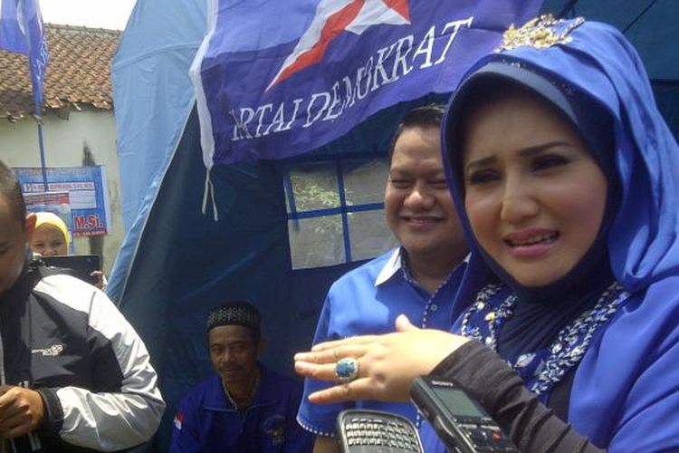 Penyanyi dangdut asal Tasikmalaya, Evie Tamala, sedang diwawancarai wartawan di sela-sela kampanye Partai Demokrat di Lapangan Mangunreja,Kabupaten Tasikmalaya, Rabu(26/3/2014).