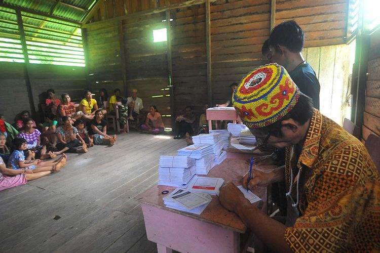 Foto dirilis Senin (20/5/2019), menunjukkan Ketua KPPS TPS 01 Dusun Belatung tengah Utun (kanan) menandatangani surat suara sebelum dilakukan pemungutan suara di TPS 003 di Dusun Belatung, Desa Kereho, Kecamatan Putussibau Selatan, Kabupaten Kapuas Hulu, Kalimantan Barat. Demi terselenggaranya pencoblosan pemilu, petugas pembawa logistik harus mencapai daerah itu dengan menempuh perjalanan selama 2-3 hari menggunakan perahu motor untuk menelusuri arus sungai dan berjalan kaki melintasi hutan.