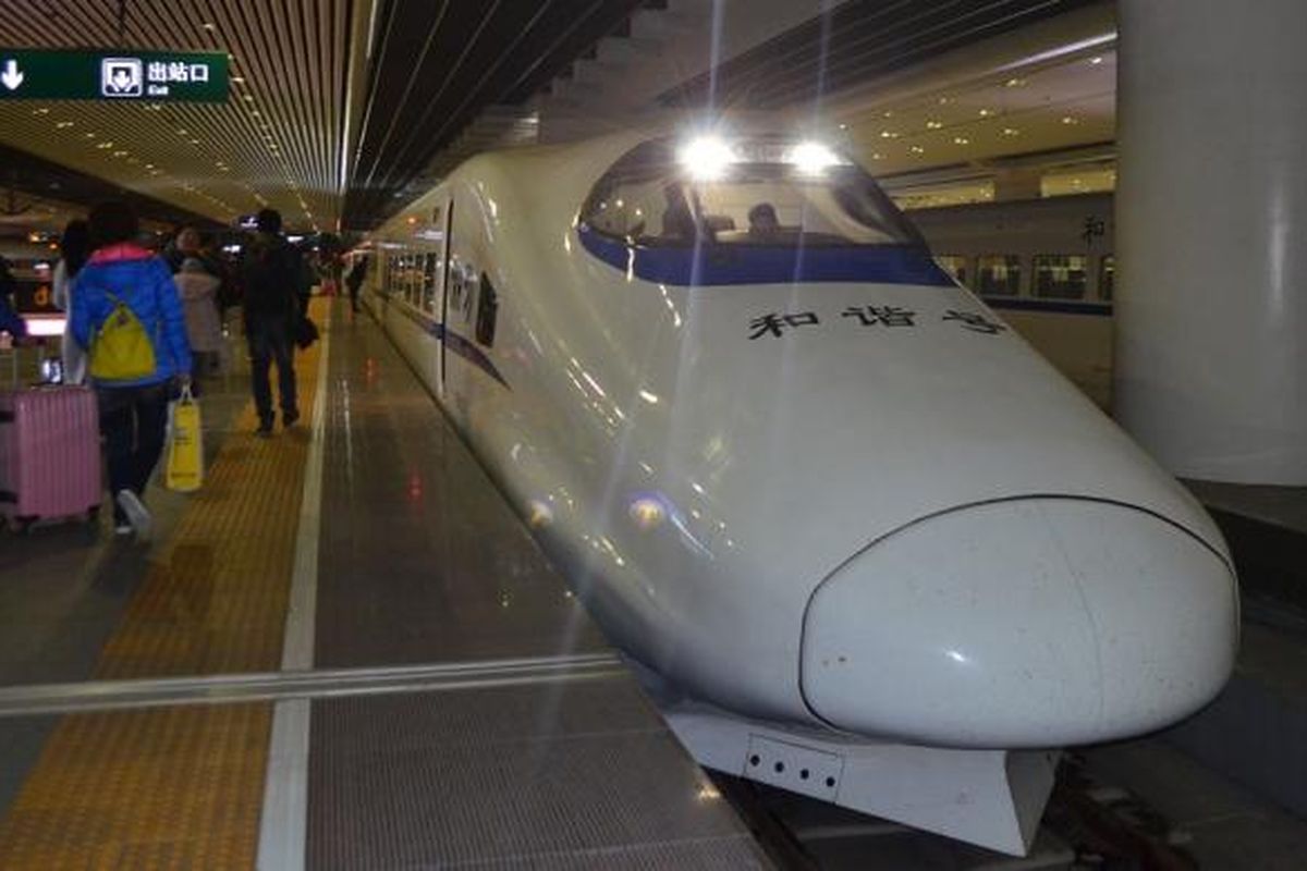 Kereta cepat China terparkir di stasiun Guangzhou, Rabu (17/2/2016)