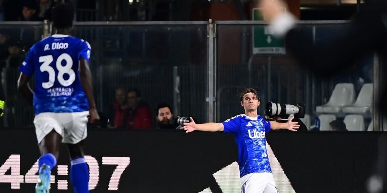 Gelandang Como, Nico Paz, merayakan gol kedua timnya pada laga Serie A Italia antara Como dan Inter Milan di Stadion Giuseppe Sinigaglia di Como pada bulan April.