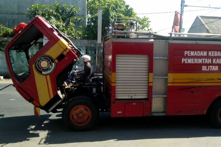 Mobil damkar milik Pemerintah Kabupaten Blitar mogok di sekitar Desa Tumpang, Kecamatan Talun, saat dalam perjalanan menuju lokasi terbakarnya mobil pikap pengangkut AC di sekitar Pasar Selopuro, Kecamatan Selopuro, Kabupaten Blitar, Senin (18/12/2023).